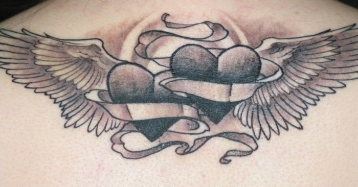 Tatuering-ängel-vingar-hjärtan-motiv-tillbaka