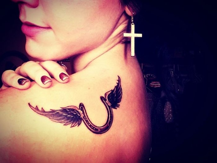 hästsko-med-ängel-vingar-rygg-axel-tatuering-design