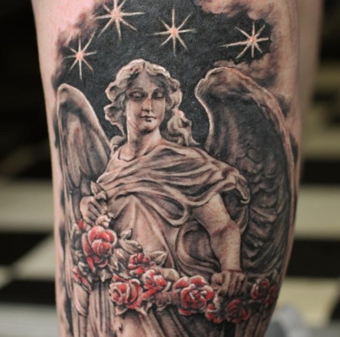 tatuering-design-ängel-staty-rosor-krans-ben