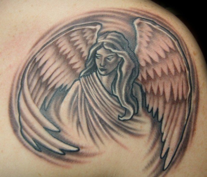 Skyddsängel-tatuering-på-ryggen-motiv-religiös
