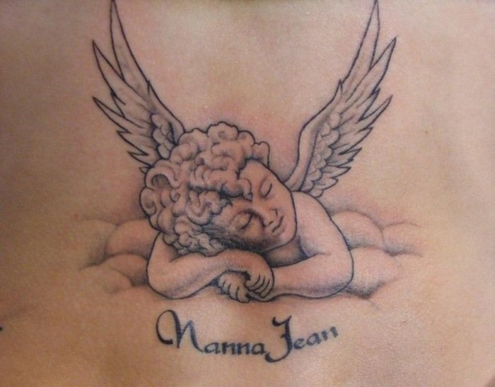 sovande ängel på en moln tatuering design