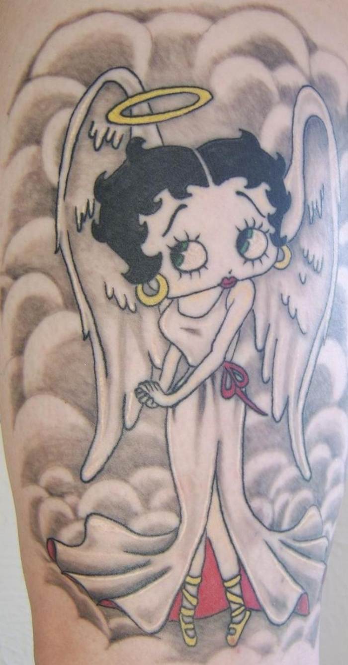 tatuering design överarm tecknad hjältinna änglavingar