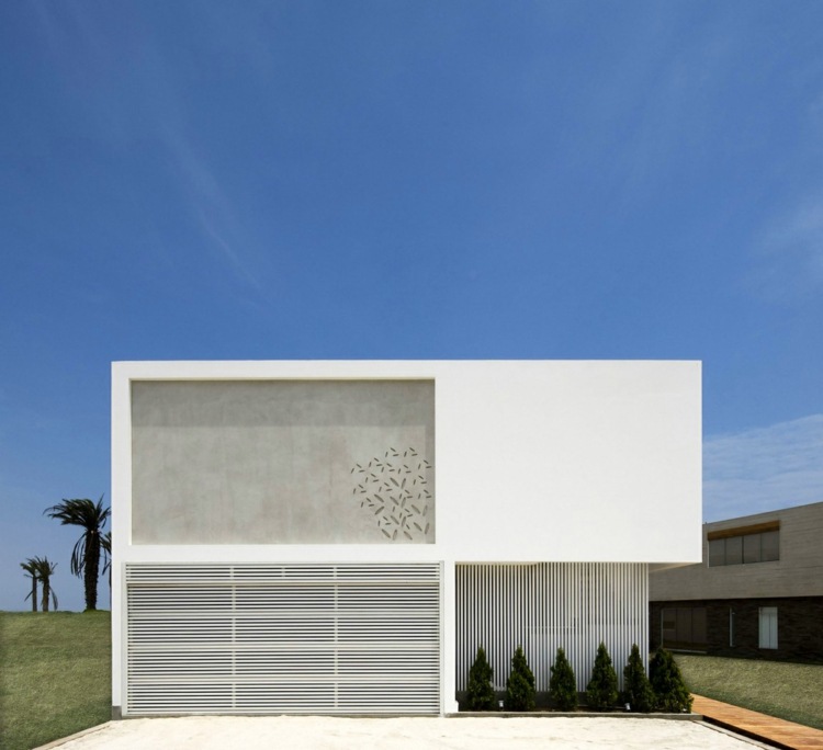 engelska och strand accenter hus fasad vit microcement