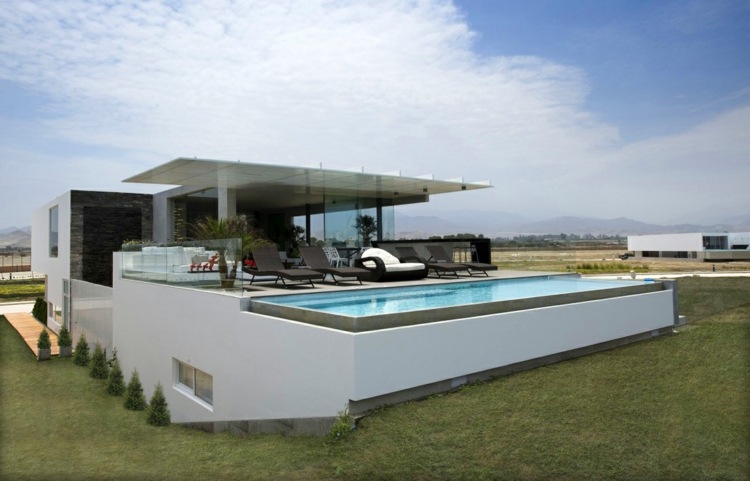 engelska och strand accenter pool terrass gräsmatta peru beach house modern