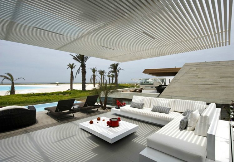 engelska strandaccenter lounge utemöbler vita soffbord solstolar