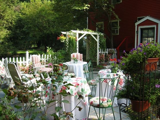 romantiska trädgårdsstolar bordsduk blommotiv
