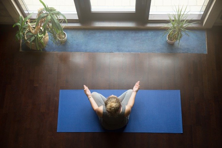 meditation och avslappningstekniker för stress med yoga hemma på grund av covid-19