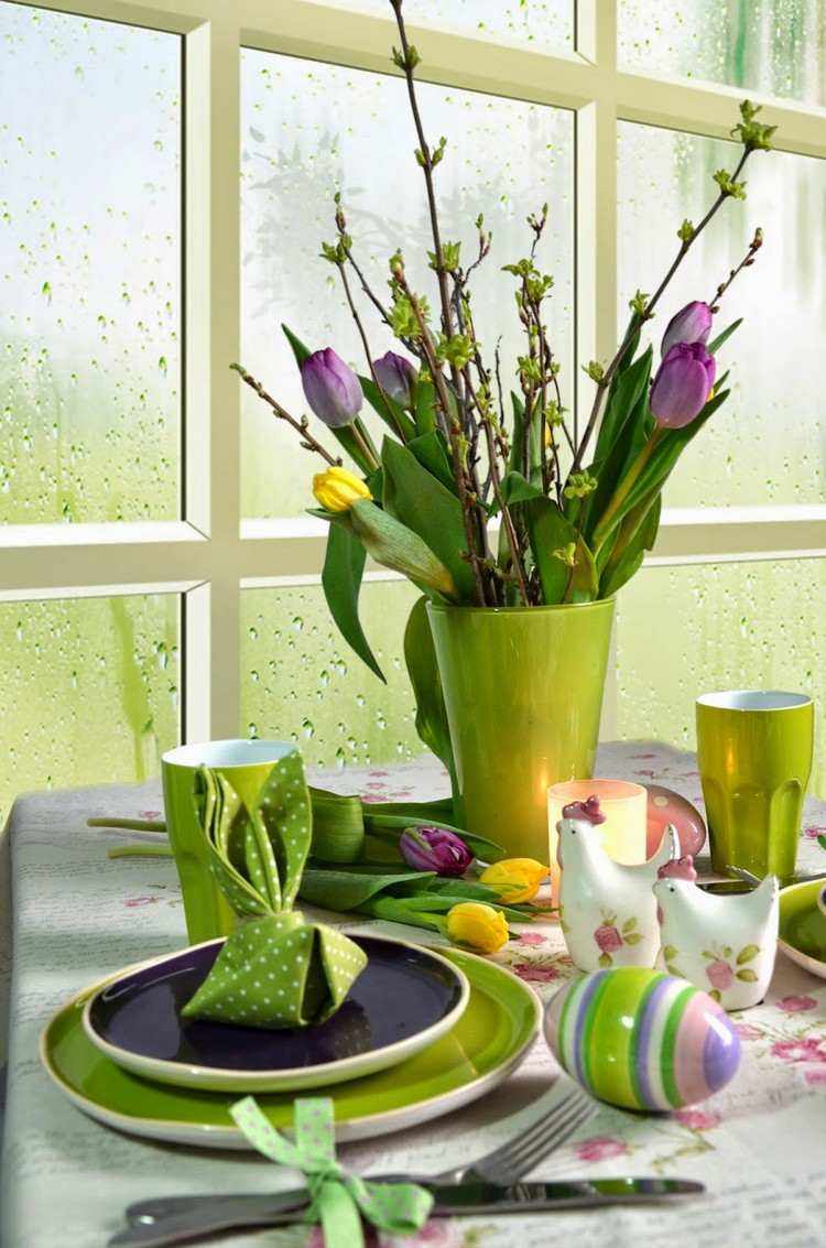 vårbord-dekoration-grönt-porslin-set-vas-tulpaner-kvistar-vikta-servett-kanin