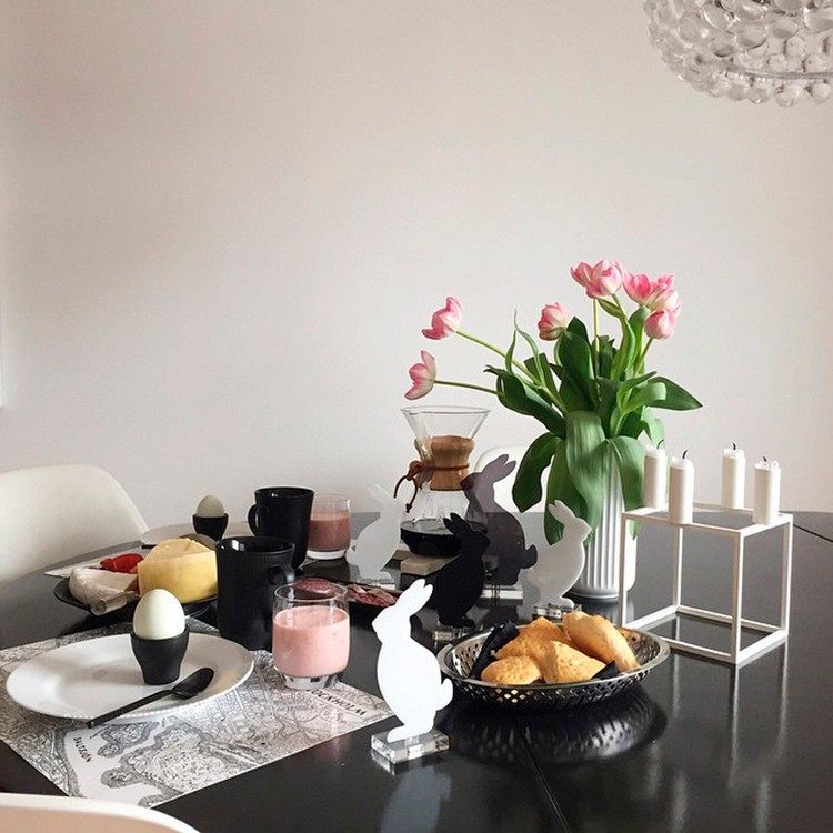 vårbord-dekoration-svart-porslin-set-rosa-tulpan-smoothie