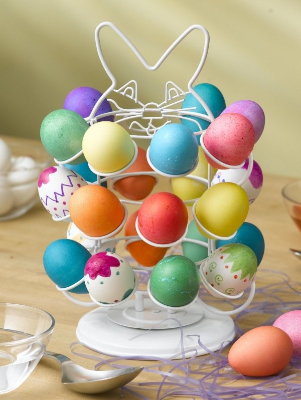 Äggstativ Påskharen gör färgglada målade påskägg