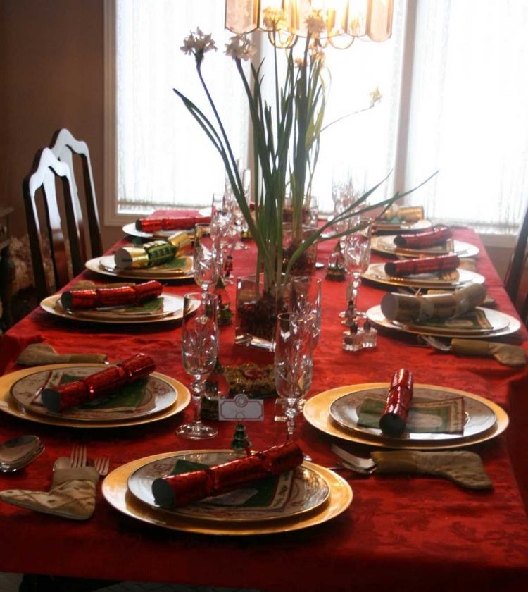 bordsdekoration-jul-klassisk-röd-guld-porslin-dekoration-färska-blommor