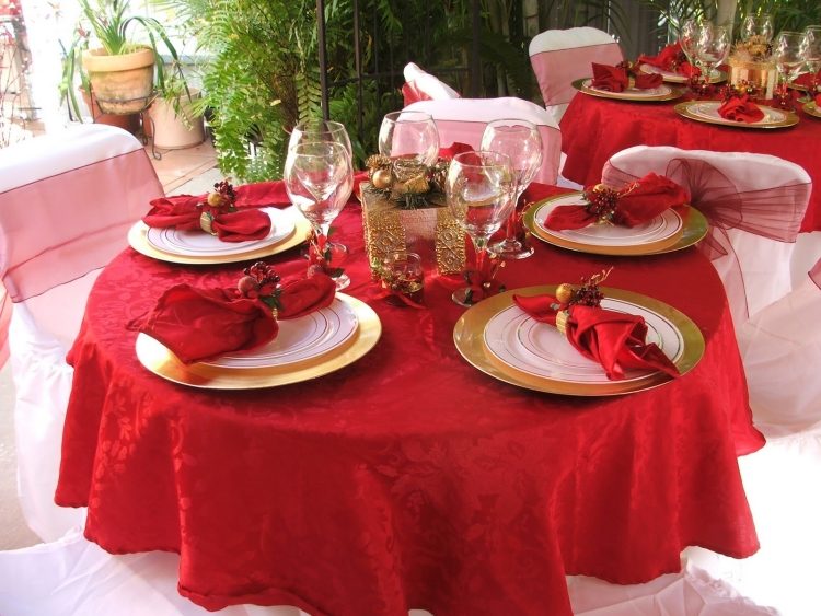 bordsdekoration-julbord-bordsduk-guldduk servett-rätter