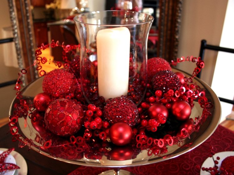 bordsdekoration-jul-röda-ljus-glas-vas-julbollar