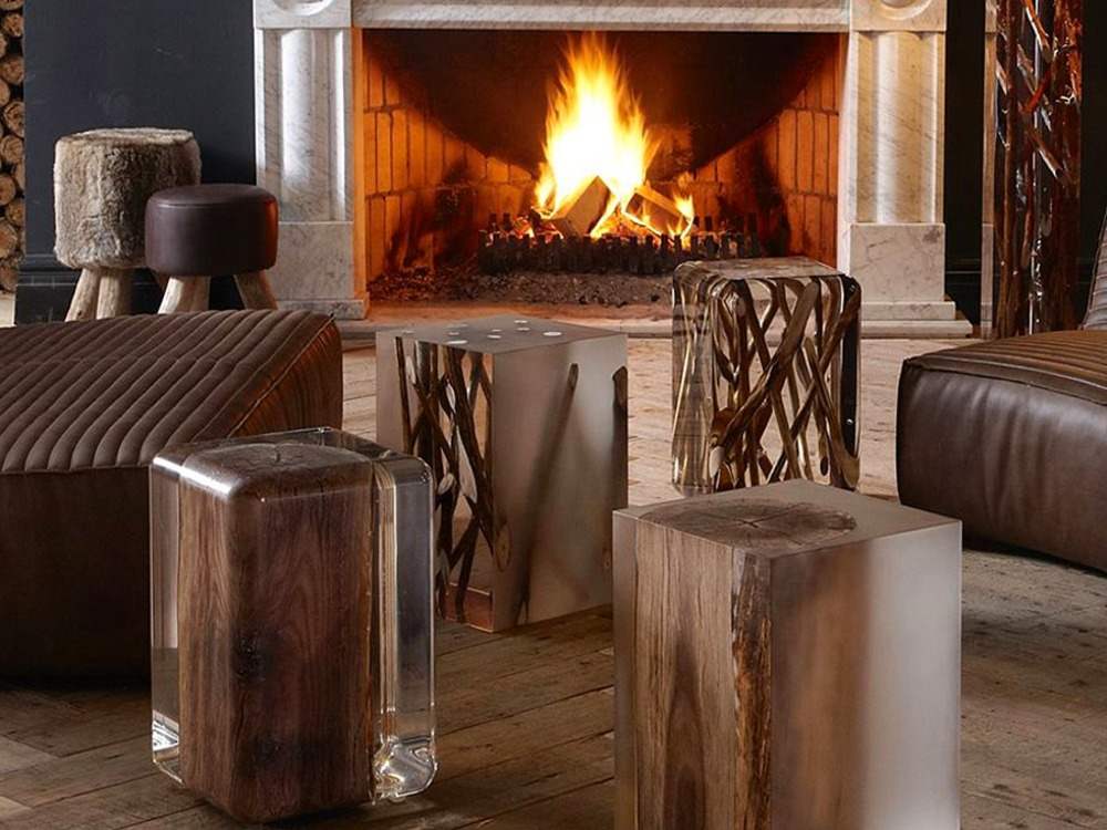 rustika designer epoxiharts möbler i brunt framför spisen