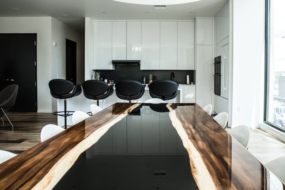 blank yta på det moderna matbordet i moderna kök som möbler i epoxiharts