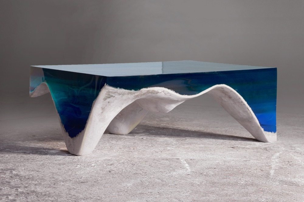 designer soffbord av sten och epoxiharts i blått liknar havet som en möbel