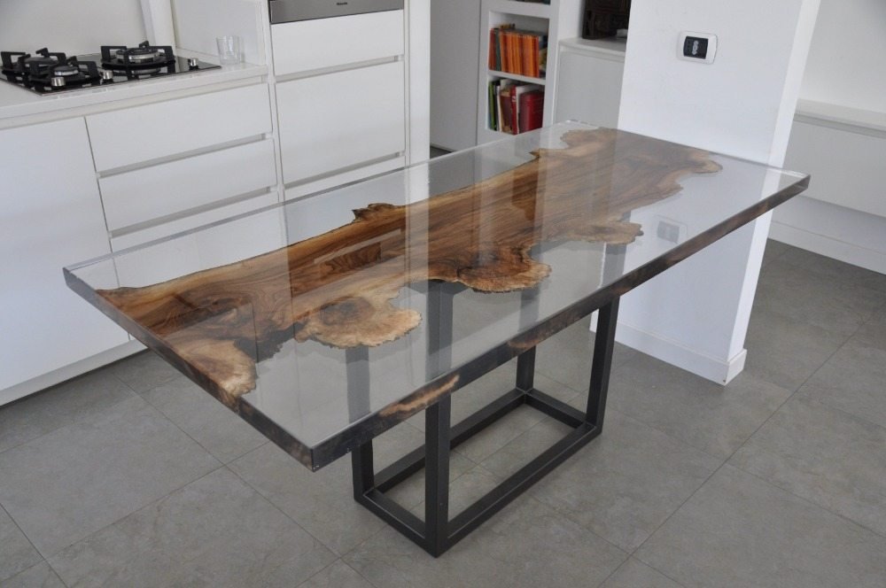 kantigt bord som epoxihartsmöbler i köket gjorda genomskinliga med trä i mitten