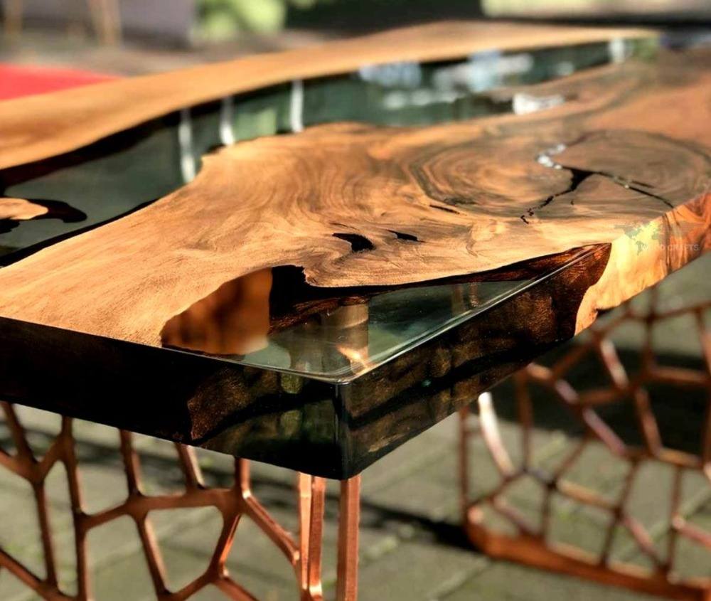 Bordshörn av epoxiharts och naturligt trä i rustikt utseende som en modern möbel