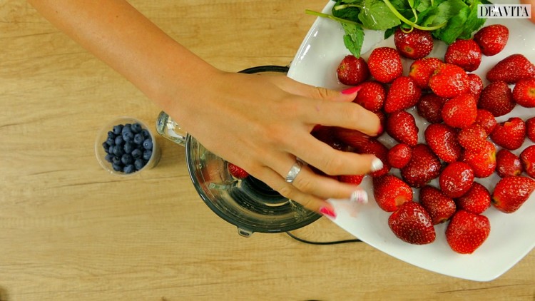 jordgubbe smoothie förberedelse läcker delikatess