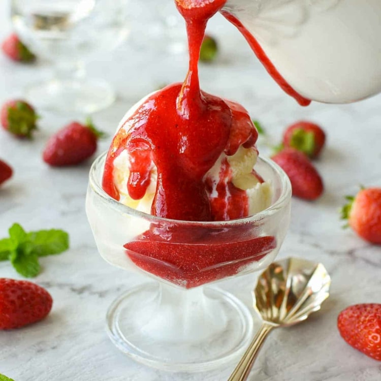Hemmagjord jordgubbsås för glass med vaniljsocker