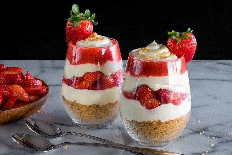 snabba desserter utan att baka jordgubbstiramisu i ett glasrecept