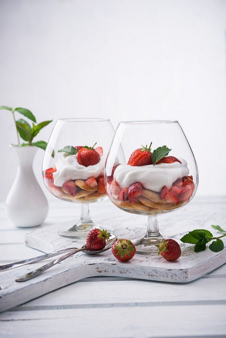 Jordgubbs tiramisu i ett glas veganska snabba sommar desserter utan bakning