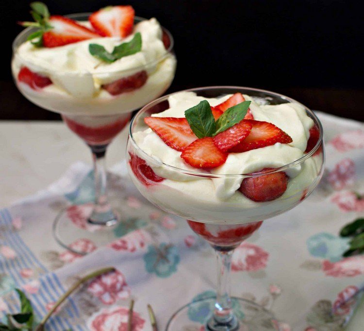 snabba sommar desserter recept jordgubbe tiramisu i ett lågt kolhydratglas