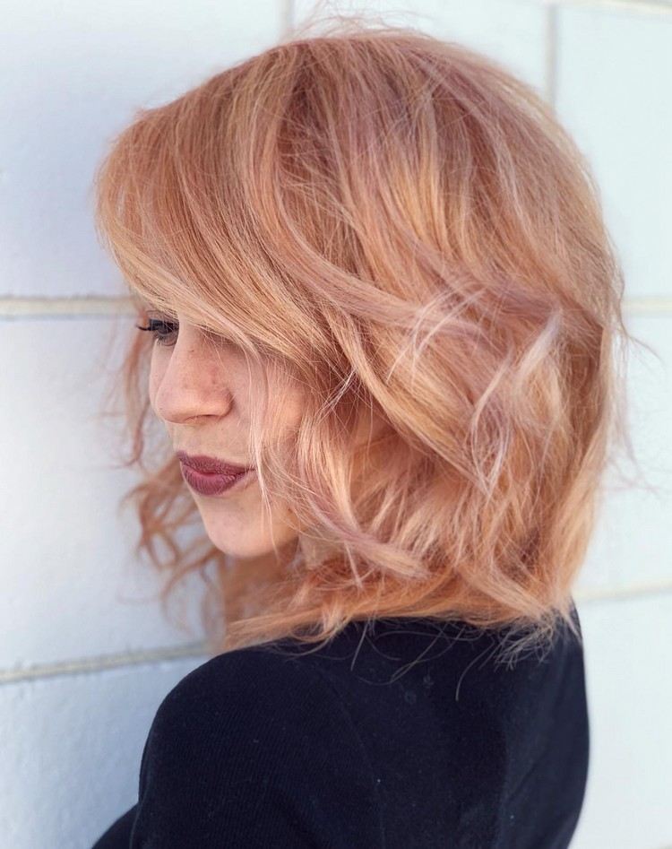 Blont hår med rosa höjdpunkter Jordgubbsblont hårfärgstrend