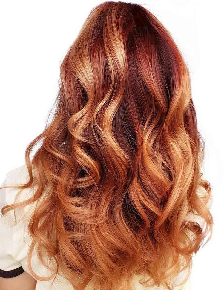 Blont hår med röda höjdpunkter, jordgubbsblont hårfärg