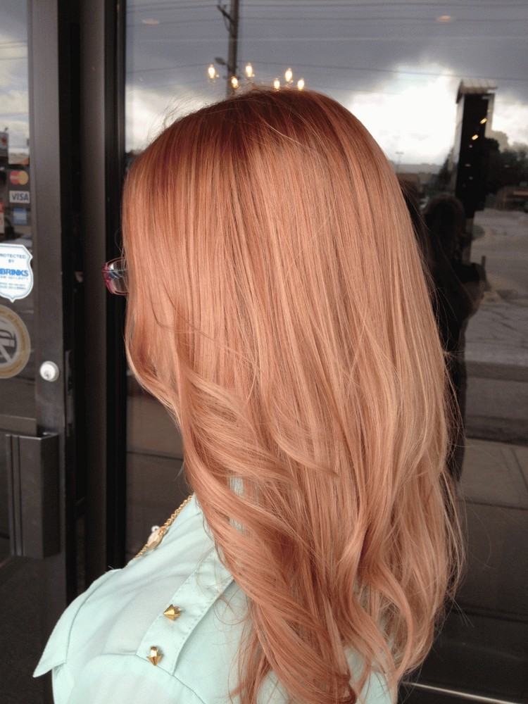 Blonda toner trender 2021 jordgubbsblont hårfärg