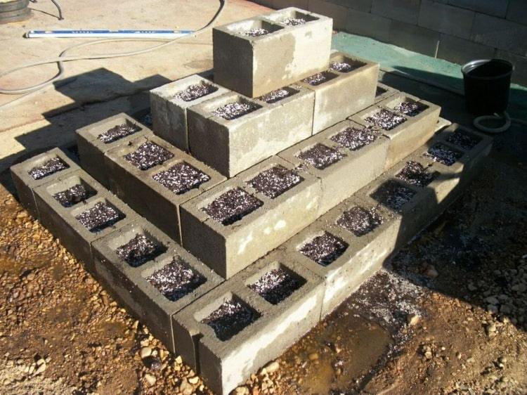 Utrusta stora trädgårdar med en växtpyramid av betongblock för en praktisk upphöjd säng