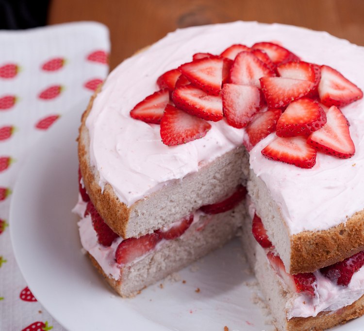 jordgubbe-tårta-recept-traditionella-läckra-tårta-grädde-grädde