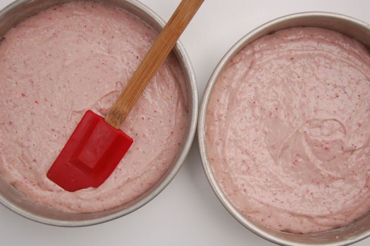 jordgubb-tårta-recept-traditionell-fyllning-spridning-spangring-grädde