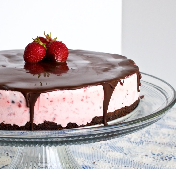 jordgubbe-tårta-recept-exceptionell-choklad-tårta-choklad