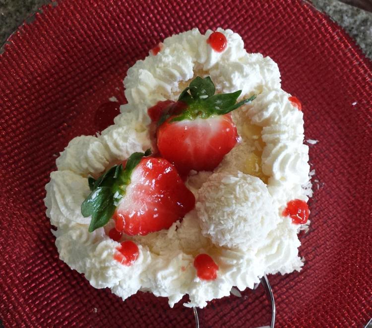 jordgubb-tårta-recept-exceptionell-pralin-rafaello
