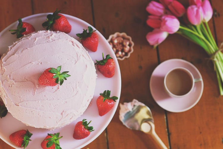 jordgubbe-tårta-recept-traditionella-läckra-färska-sommar-vår
