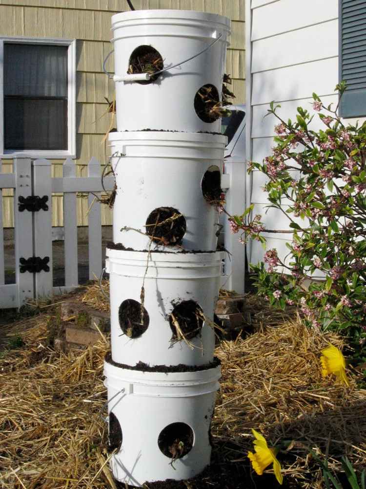 Strawberry Tower DIY konstruktionsmanual för tomma plasthinkar