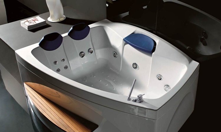 Bubbelbad-badkar-för-hörn-installation-med-steg-för-lätt-inmatning