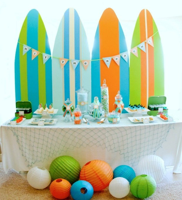 Idéer deco buffé trädgård bord surfbräda krans lykta