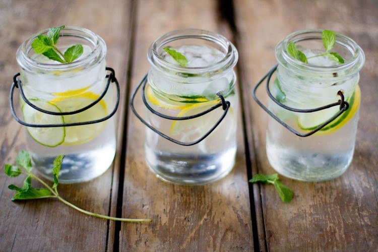 uppfriskande vatten detox citron gurka mynta
