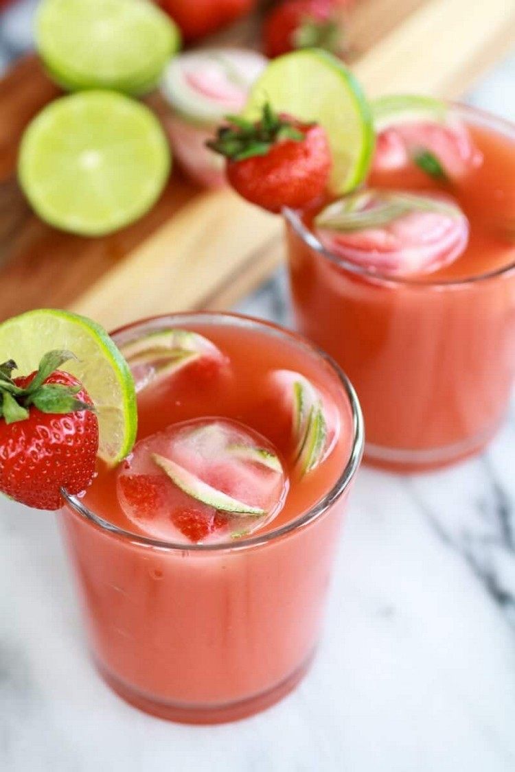 uppfriskande drycker vårsommar limonad jordgubbar lime basilika