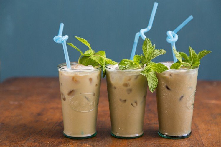 uppfriskande sommardrycker med kaffe isad mint latte