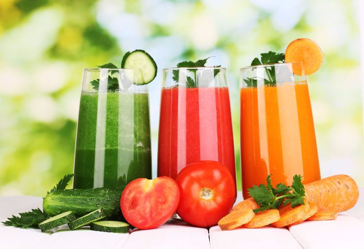 uppfriskande-drick-gör-det-själv-sommar-grönsaksjuice-detox