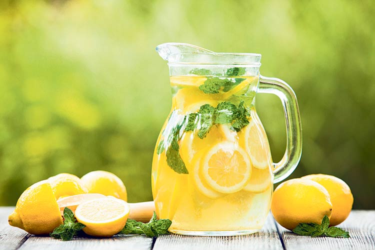 uppfriskande-drick-gör-själv-sommar-limonad
