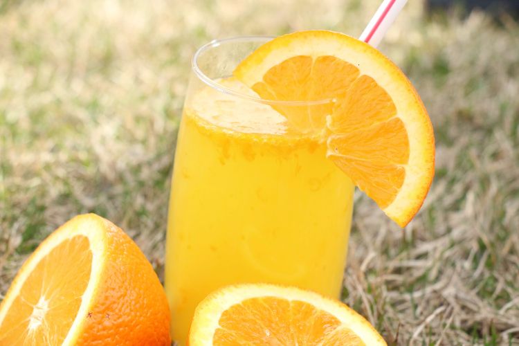 uppfriskande-drick-gör-själv-törst-släckare-apelsin