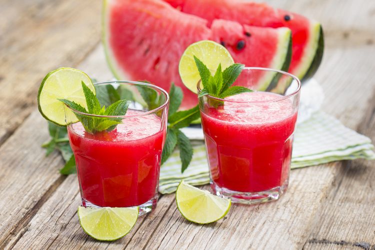 uppfriskande-drick-gör-det-själv-sommar-vattenmelon-lime