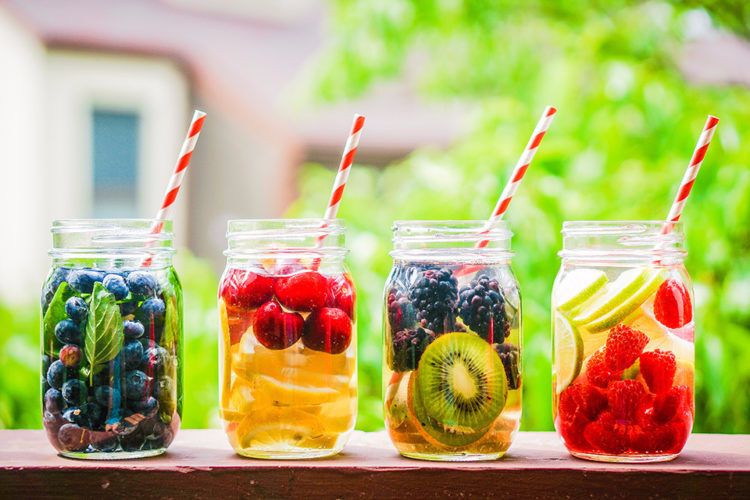 Gör din egen uppfriskande drink sommartörstsläckare olika variationer