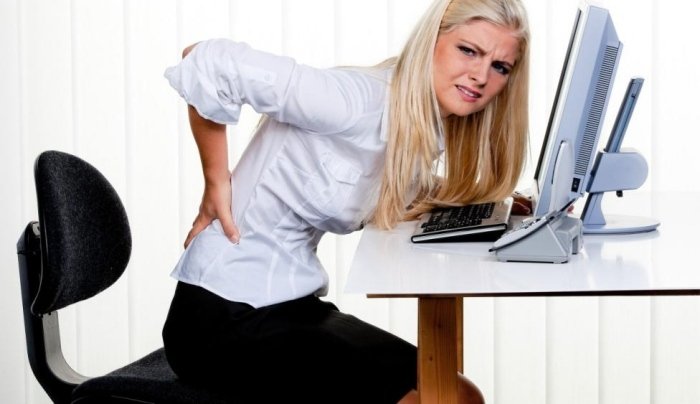 Ergonomi-på-arbetsplatsen-tips-för-förebyggande-av-rygg-smärta-möbler