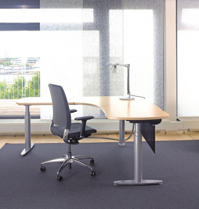 ergonomisk-kontorsstol-skrivbord-kontorsmöbler-position-korrekt
