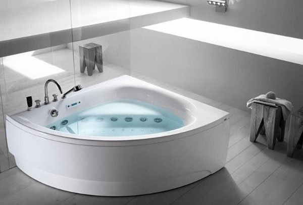 Hörnbadkar, bubbelpool i akryl, ergonomiskt designat av Teuco